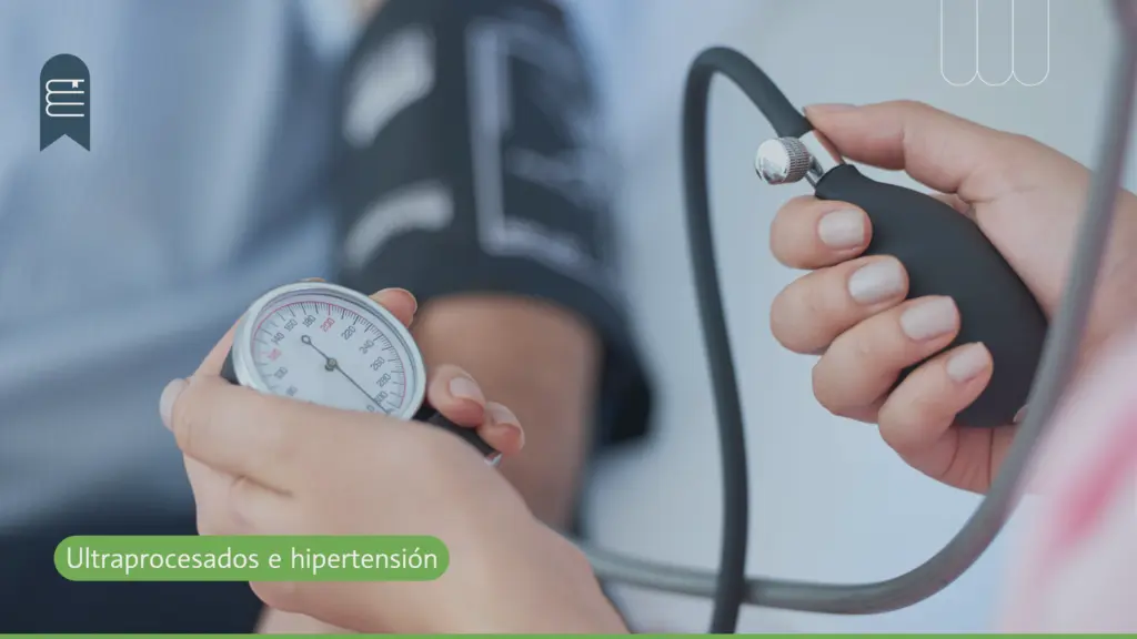 Manos midiendo presión arterial con tensiómetro para control de hipertensión